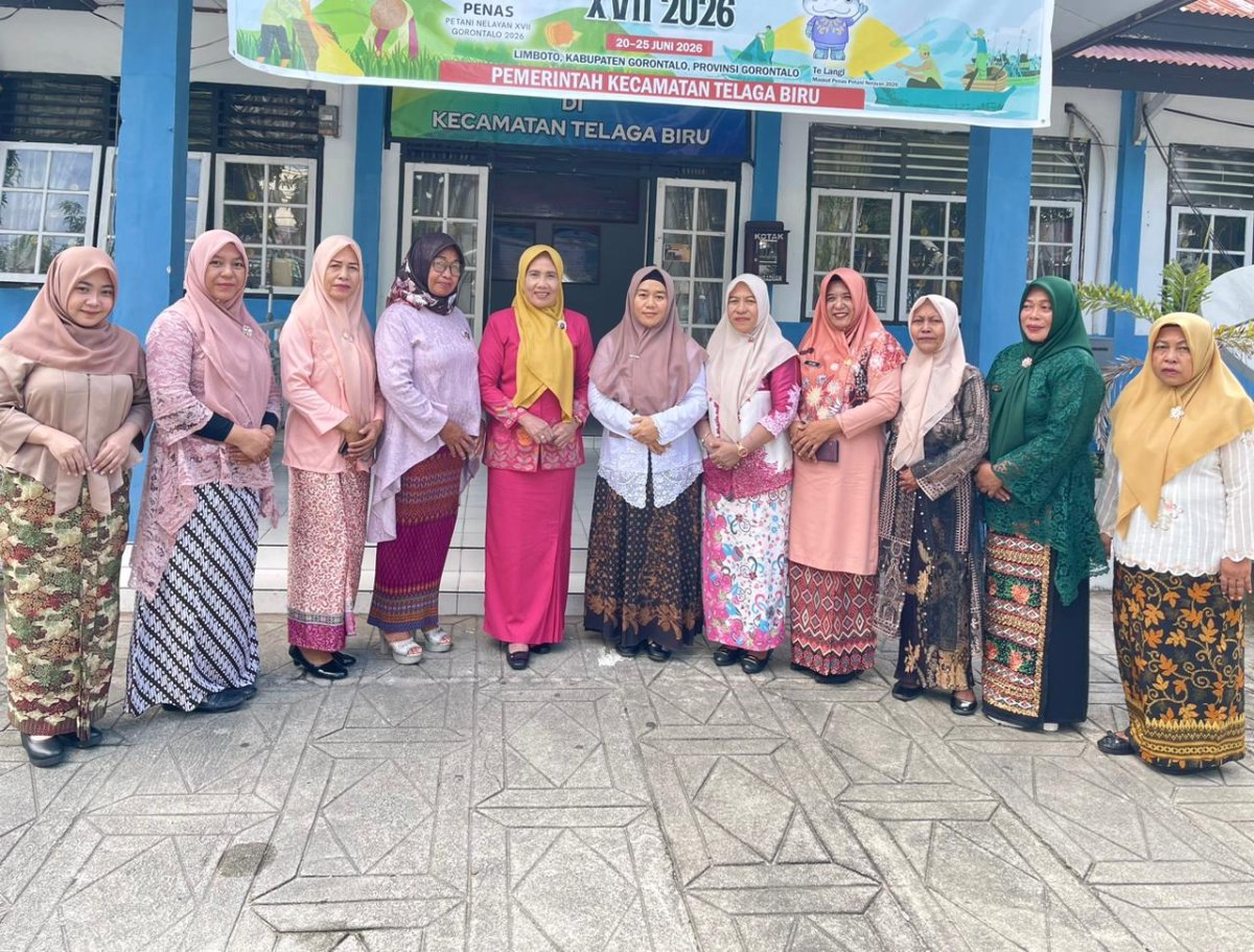 Peringati Hari Kartini, ASN Perempuan Kantor Camat Telaga Biru Gunakan Kebaya