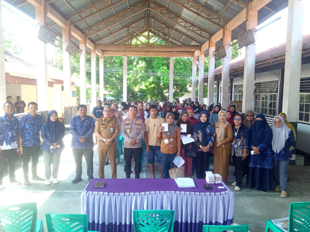 Camat dan Kapolsek Telaga Biru Serahkan Secara Simbolis Buku Tabungan PKH, Bansos.