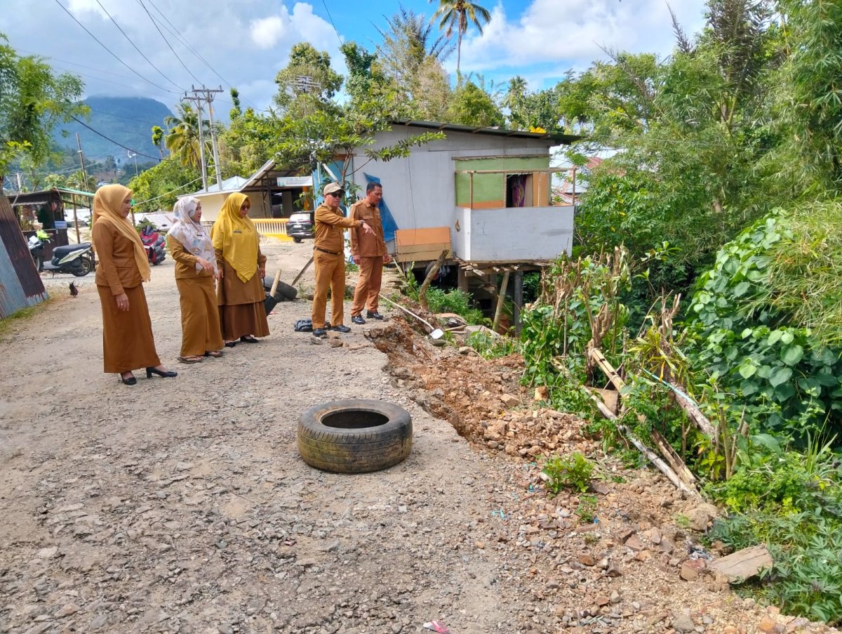 Cepat Tanggap, Camat Telaga Biru Tinjau Lokasi Longsor Di Desa Dulamayo Utara
